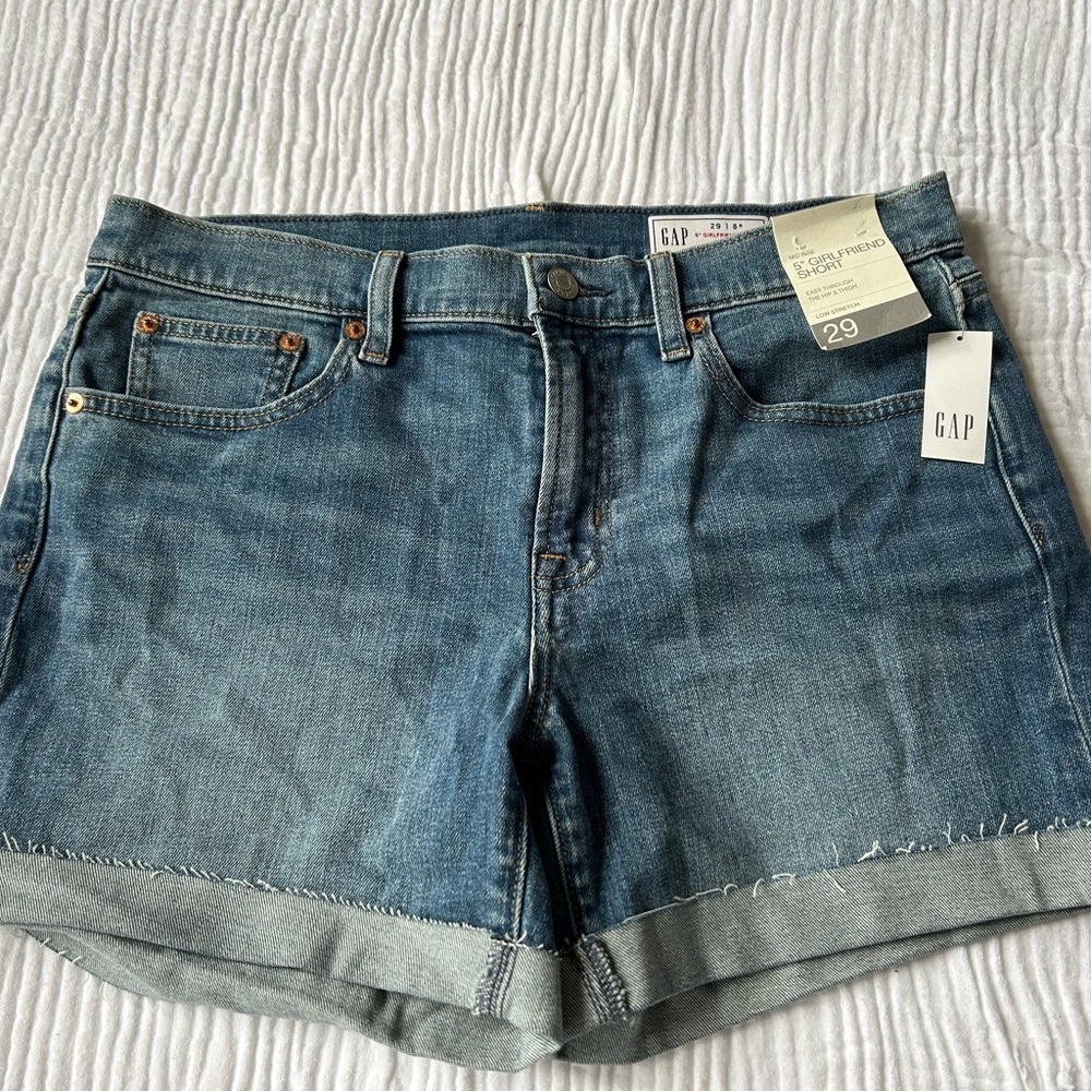 NWT GAP 5” Girlfriend Jean Shorts, Sz. 29